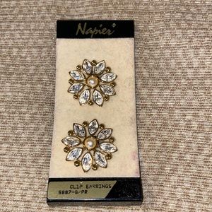 ⭐️NWT Vintage NAPIER Clip Earrings